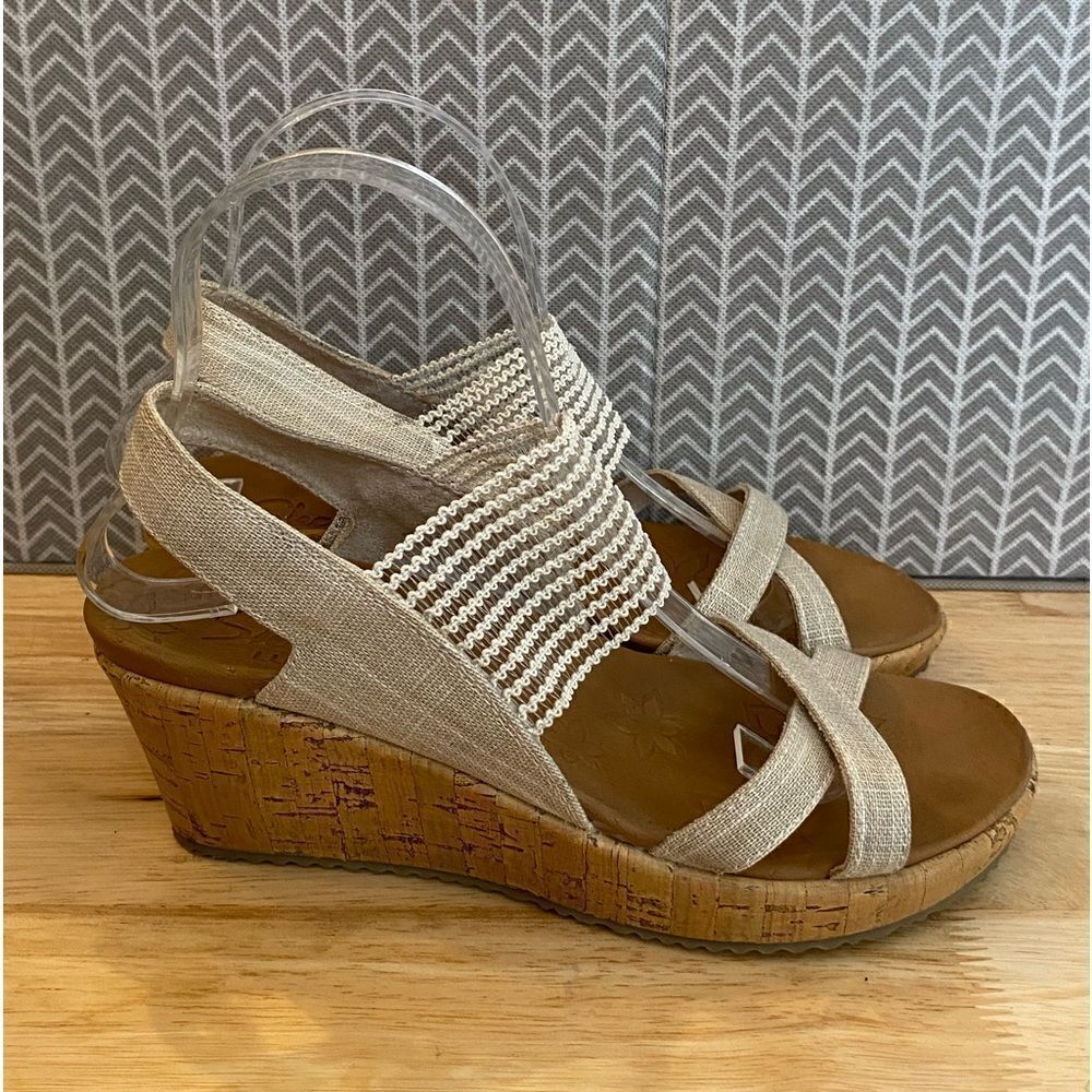 ✅Skechers Cream wedge sandals Sz 7